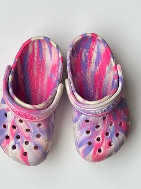 CROCS Toddler 8 Tie-Dye Clog in Pink, Purple & White Glow-in-the-Dark